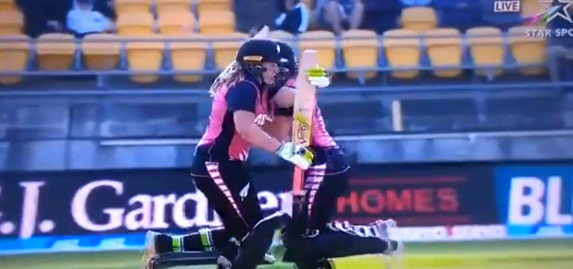 वीडियो- न्यूजीलैंड की महिला खिलाड़ियों के बीच रन लेने के दौरान जोरदार भिडंत, बड़ा हादसा टला 4