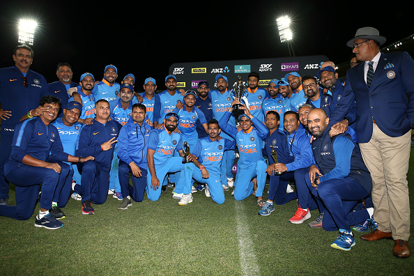 वीडियो: न्यूजीलैंड में सीरीज जीत के बाद भारतीय टीम ने लगाये "हाउ इज द जोश" के नारे, देखने लायक था धोनी का रिएक्शन 3
