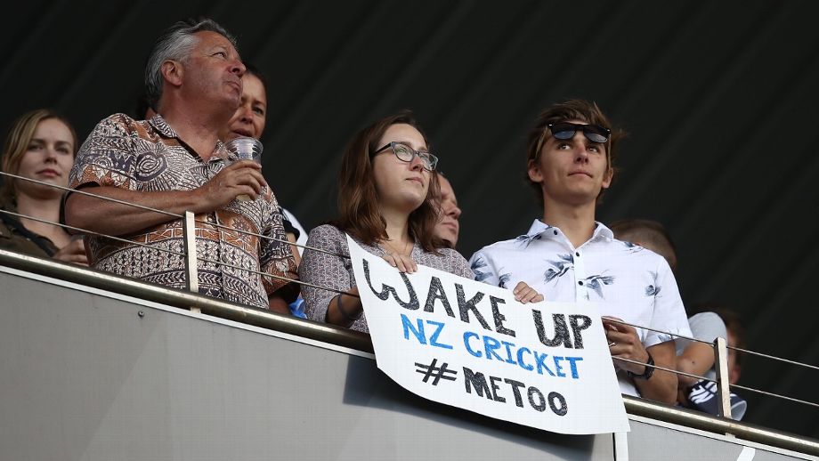 IND vs NZ: दूसरे टी-20 मैच में मीटू का पोस्टर लेकर आई महिला दर्शक, इस खिलाड़ी के खिलाफ रेप का आरोप 8
