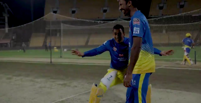 आईपीएल 2019 : अभ्यास मैच के दौरान प्रशंसको के साथ मस्ती करते नजर आए धोनी, कहा फैन हो तो पकड़ के दिखाओ 2