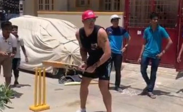 WATCH: बैंगलोर की सड़कों पर गली क्रिकेट खेलते दिखे केविन पीटरसन, वीडियो वायरल 5