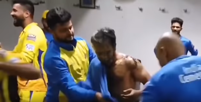वीडियो : केदार जाधव के बर्थडे सेलिब्रेशन के दौरान हुआ कुछ ऐसा, कि धोनी ने सुरेश रैना को दी गाली 3
