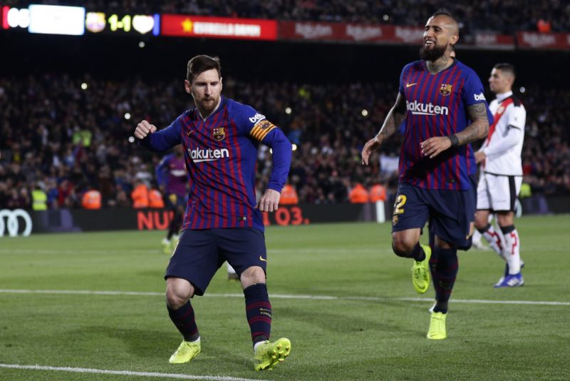 Champions League: Barcelona win two goals from Messi