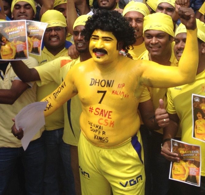 OMG ! चेन्नई सुपर किंग्स के फैन के साथ सनराइजर्स हैदराबाद के फैन्स ने किया बुरा बर्ताव 2