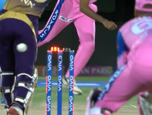 WATCH: फिर विवादों में आईपीएल, तेज गेंदबाज का गेंद लगने के बाद भी नहीं गिरी बेल्स 3