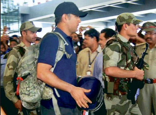 क्रिकेटर नहीं खुद को देश का सैनिक मानते हैं महेंद्र सिंह धोनी, इन 3 मौको पर दुनिया के सामने दिखा चुके हैं देश और सेना के लिए प्यार 4
