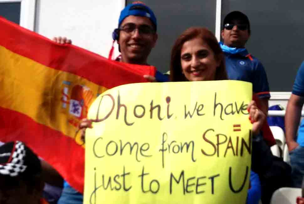 महेंद्र सिंह धोनी से मिलने 3860 किलोमीटर की यात्रा कर स्पेन से आया यह माही फैन 1