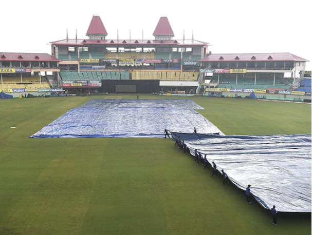 IND vs SA: धर्मशाला में आज शाम को होने वाले मैच पर है बारिश का खतरा, जाने कैसा है हर घंटे का मौसम का हाल 1