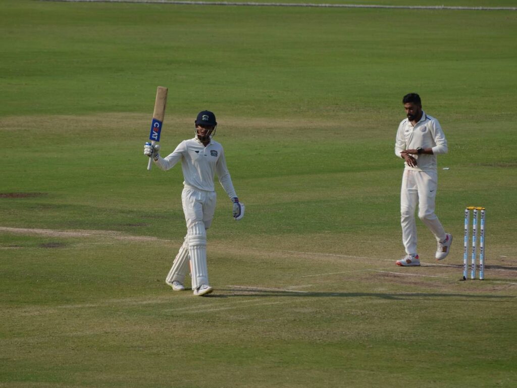 IND A vs SA A: शार्दुल ठाकुर की गेंदबाजी और शुभमन गिल के अर्धशतक से मजबूत स्थिति में इंडिया ए 3