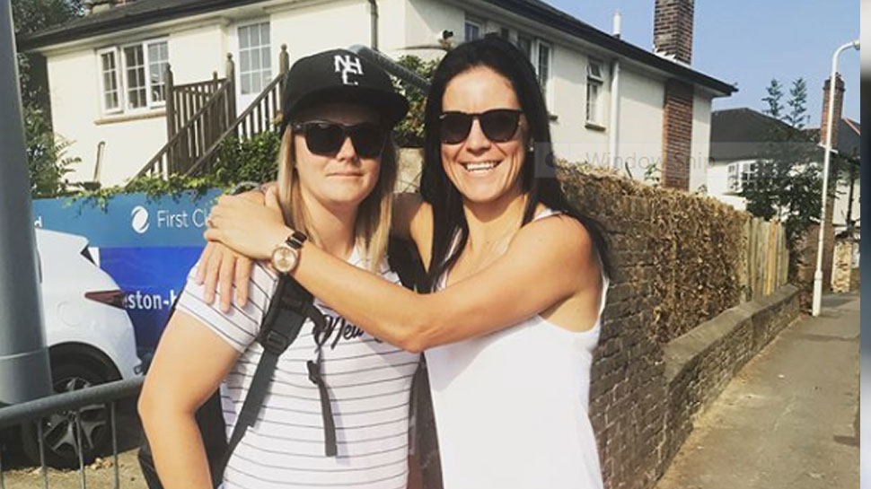 इंग्लैंड की महिला क्रिकेटर्स नताली साइवर और कैथरीन ब्रंट ने की सगाई 1