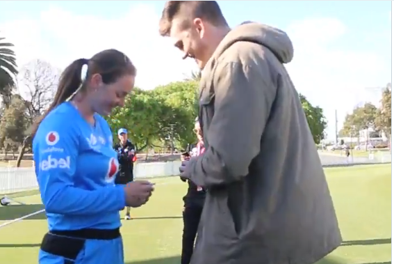 WBBL : महिला खिलाड़ी अमांडा वेलिंगटन को मैदान पर ही प्रपोज करने पहुंचा युवक, देखें वीडियो 2