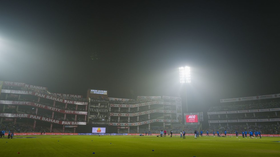 दिल्ली में बल्लेबाजी के दौरान मैदान पर ही उलटी करने लगे 2 बांग्लादेशी खिलाड़ी 3