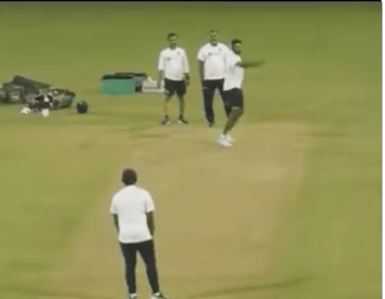 वीडियो : बाएं हाथ से गेंदबाजी की प्रैक्टिस करते नजर आए रविचंद्रन अश्विन 1
