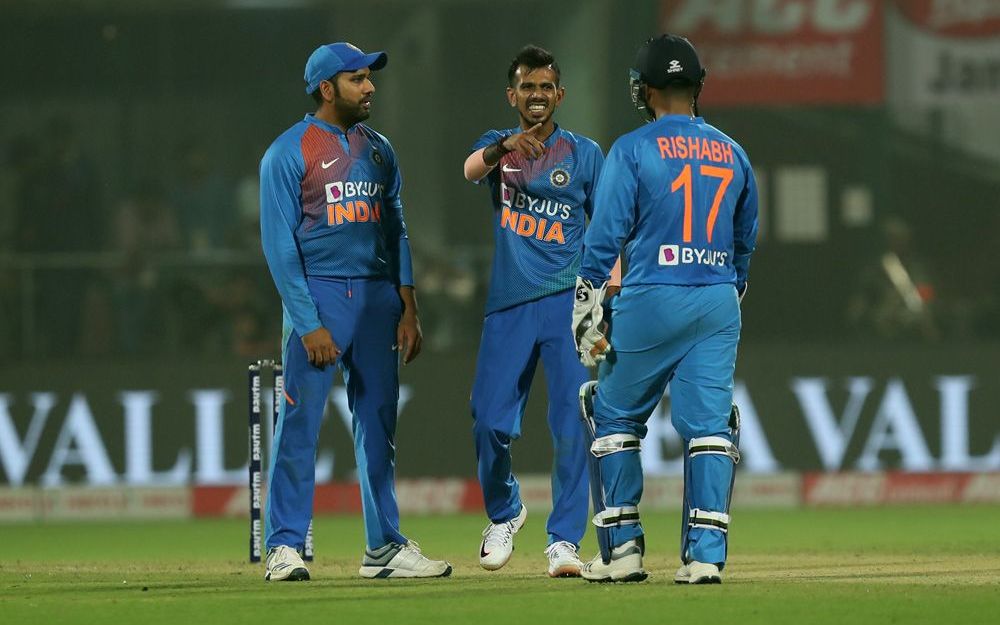 भारतीय टीम पर बोझ बन गया है यह खिलाड़ी, लेकिन टीम मैनेजमेंट फिर भी दे रही लगातार मौके 1