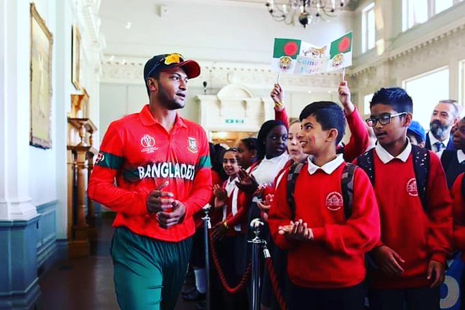 बांग्लादेश के शाकिब अल हसन बैन के बाद अब क्रिकेट छोड़ फुटबॉल खेल रहे 2