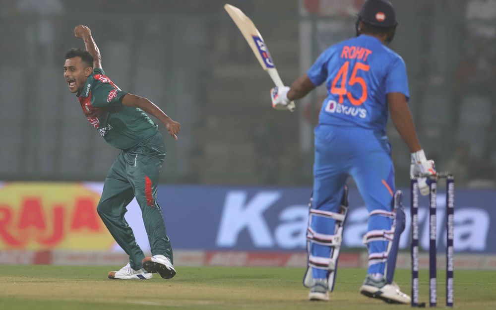 INDvBAN: विराट कोहली का रिकॉर्ड तोड़ पहले ही ओवर में आउट हुए रोहित शर्मा, देखें वीडियो 2 INDvBAN: विराट कोहली का रिकॉर्ड तोड़ पहले ही ओवर में आउट हुए रोहित शर्मा, देखें वीडियो 2