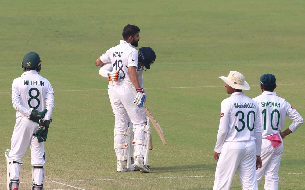 विराट कोहली का बेहतरीन चौका देख, खुद गेंदबाज ने बजाई ताली 4 विराट कोहली का बेहतरीन चौका देख, खुद गेंदबाज ने बजाई ताली 3