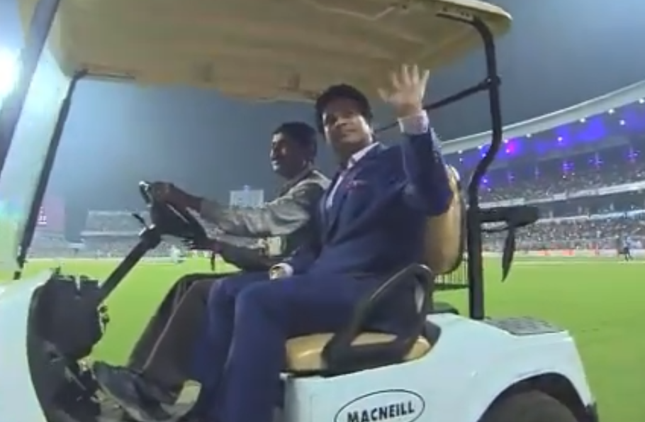 भारतीय क्रिकेट के बड़े दिग्गजों ने ईडन गार्डन्स में दर्शकों का अभिवादन स्वीकार किया, देखें वीडियो 3