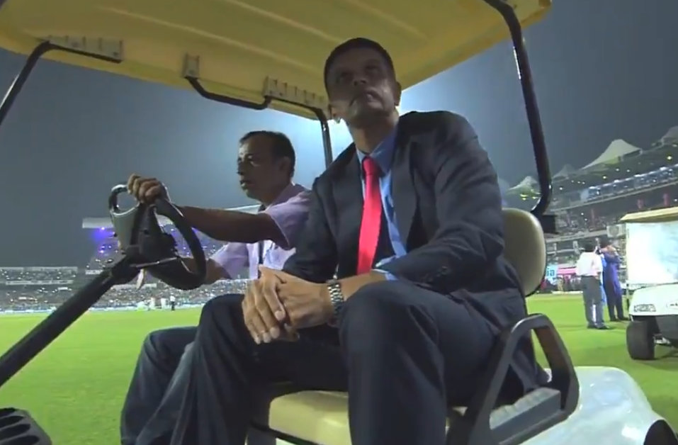 भारतीय क्रिकेट के बड़े दिग्गजों ने ईडन गार्डन्स में दर्शकों का अभिवादन स्वीकार किया, देखें वीडियो 2