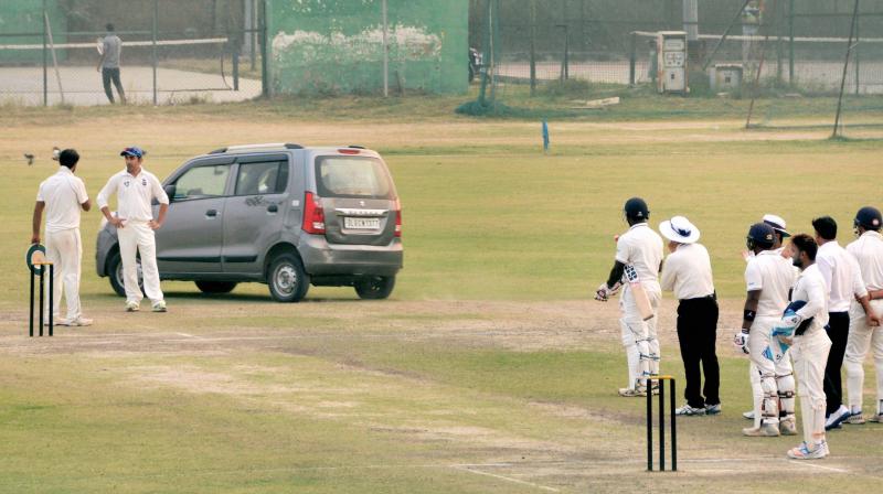 रणजी ट्रॉफी 2019-20: मैदान पर सांप घुसने की वजह से रुका मैच, सामने आया यह वीडियो 3