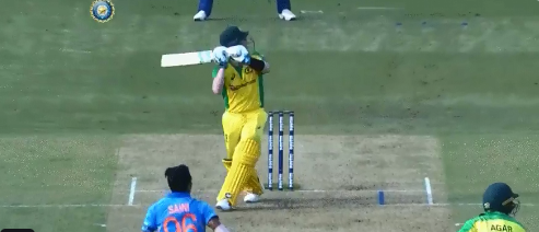 IND vs AUS: स्टीव स्मिथ ने तीसरे वनडे में लगाया महेंद्र सिंह धोनी का सिग्नेचर हेलीकॉप्टर शॉट, देखें वीडियो 2