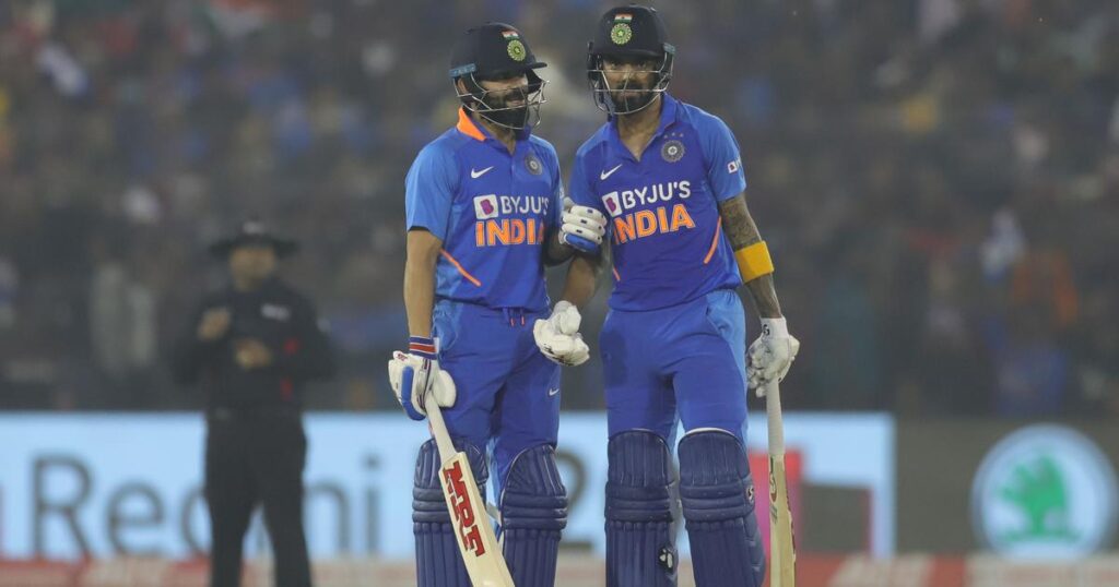 IND vs AUS- तीसरे और निर्णायक वनडे मैच को जीतने के बाद कोच रवि शास्त्री ने इन्हें दिया इसका पूरा श्रेय 3