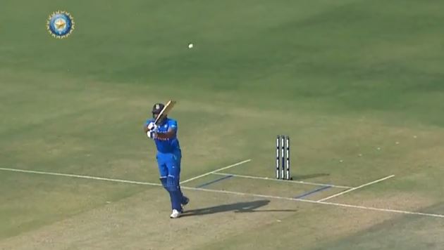 ऑस्ट्रेलिया के खिलाफ रोहित शर्मा ने दूसरे एकदिवसीय मैच में खेला शानदार टेनिस शॉट, देखें वीडियो 1