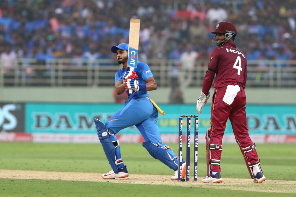 3 भारतीय बल्लेबाज जिन्होंने वनडे मैच के एक ओवर में लगाए हैं चार छक्के 2