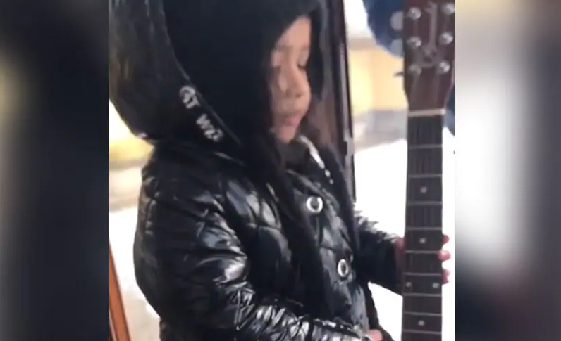महेंद्र सिंह धोनी ने गिटार बजाकर गाना गाते हुए बेटी जीवा का वीडियो किया शेयर 2