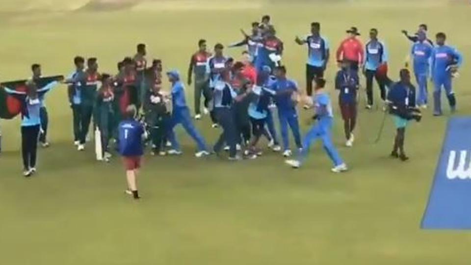 U-19 विश्व कप फाइनल के बाद बांग्लादेशी खिलाड़ियों ने की शर्मनाक हरकत, भारतीय खिलाड़ियों के साथ किया बुरा बर्ताव, देखें वीडियो 1
