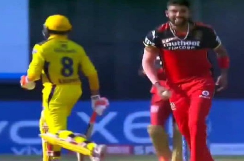 WATCH : मैच के दौरान मोहम्मद सिराज ने जडेजा को किया डराने का प्रयास, देखें मजेदार वीडियो 7