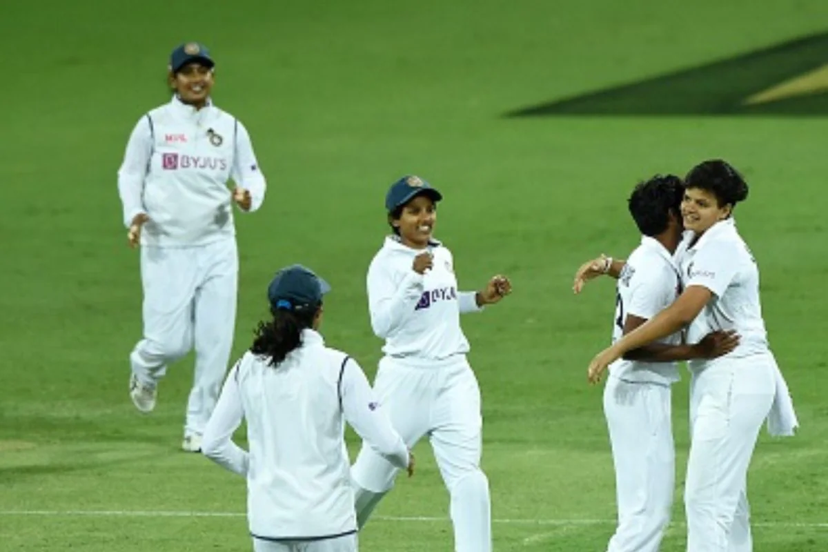 ऑस्ट्रेलिया पर भारतीय महिला क्रिकेट टीम ने कसा शिकंजा, मंधाना के शतक के बाद बॉलरों का कमाल 1