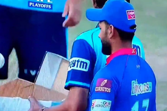 आईपीएल‌ ‌2021:‌ केकेआर के खिलाफ मैच के दौरान ‌ऋषभ‌ ‌पंत‌ ‌ने अंपायर के साथ किया प्रैंक,‌ ‌देखें वीडियो 2