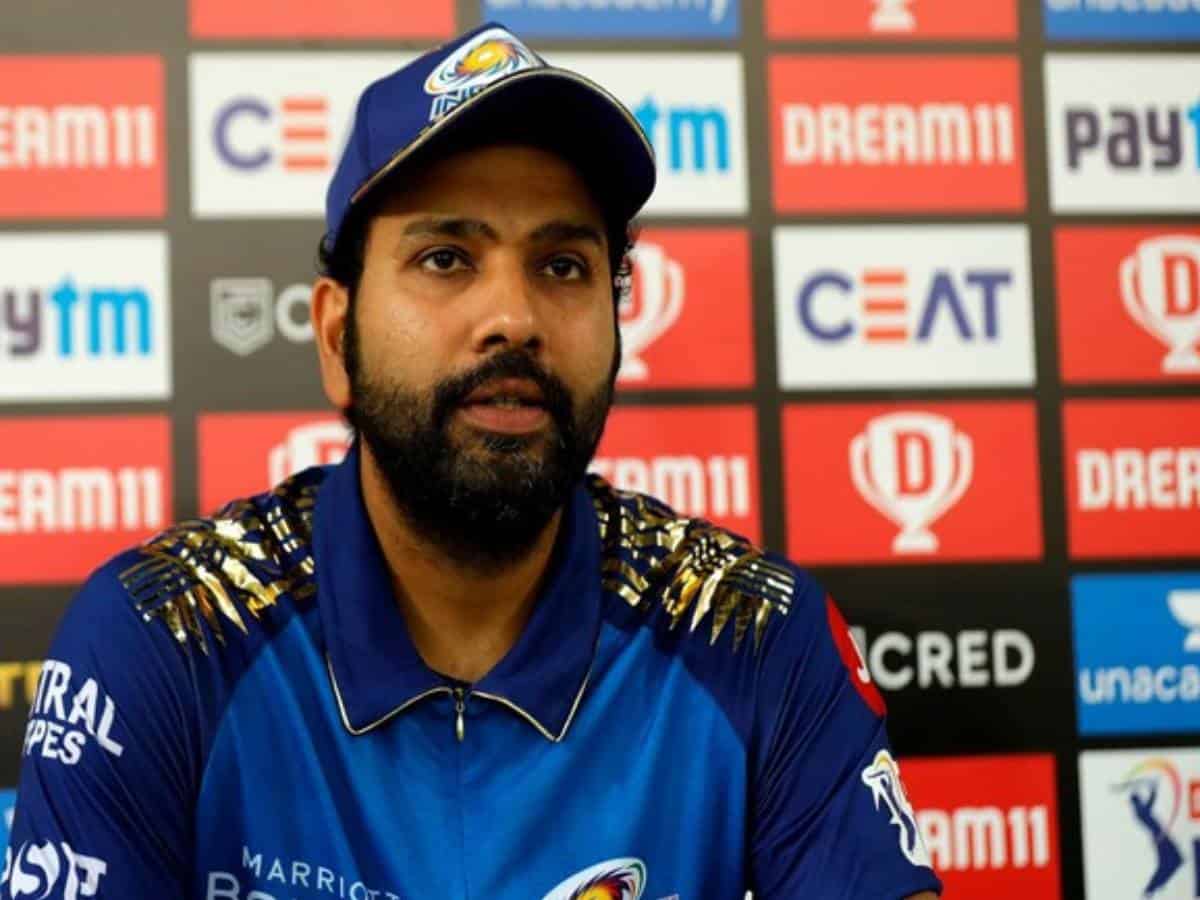 IPL 2021: प्लेऑफ से बाहर होने पर रोहित शर्मा ने पूरी टीम पर उतारा गुस्सा, कप्तान से नजरें चुरा रही पूरी टीम 1