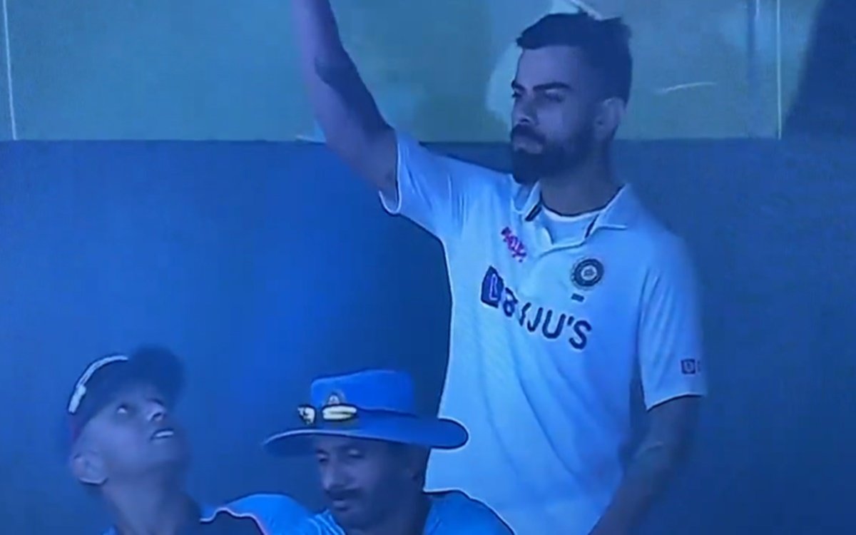 IND vs NZ: विराट कोहली ने बल्लेबाजों के साथ मज़ाक करते हुए किया कुछ ऐसा कन्फ्यूज हुआ कैमरामैन, कोच राहुल द्रविड़ भी नहीं रोक पाए हंसी 1