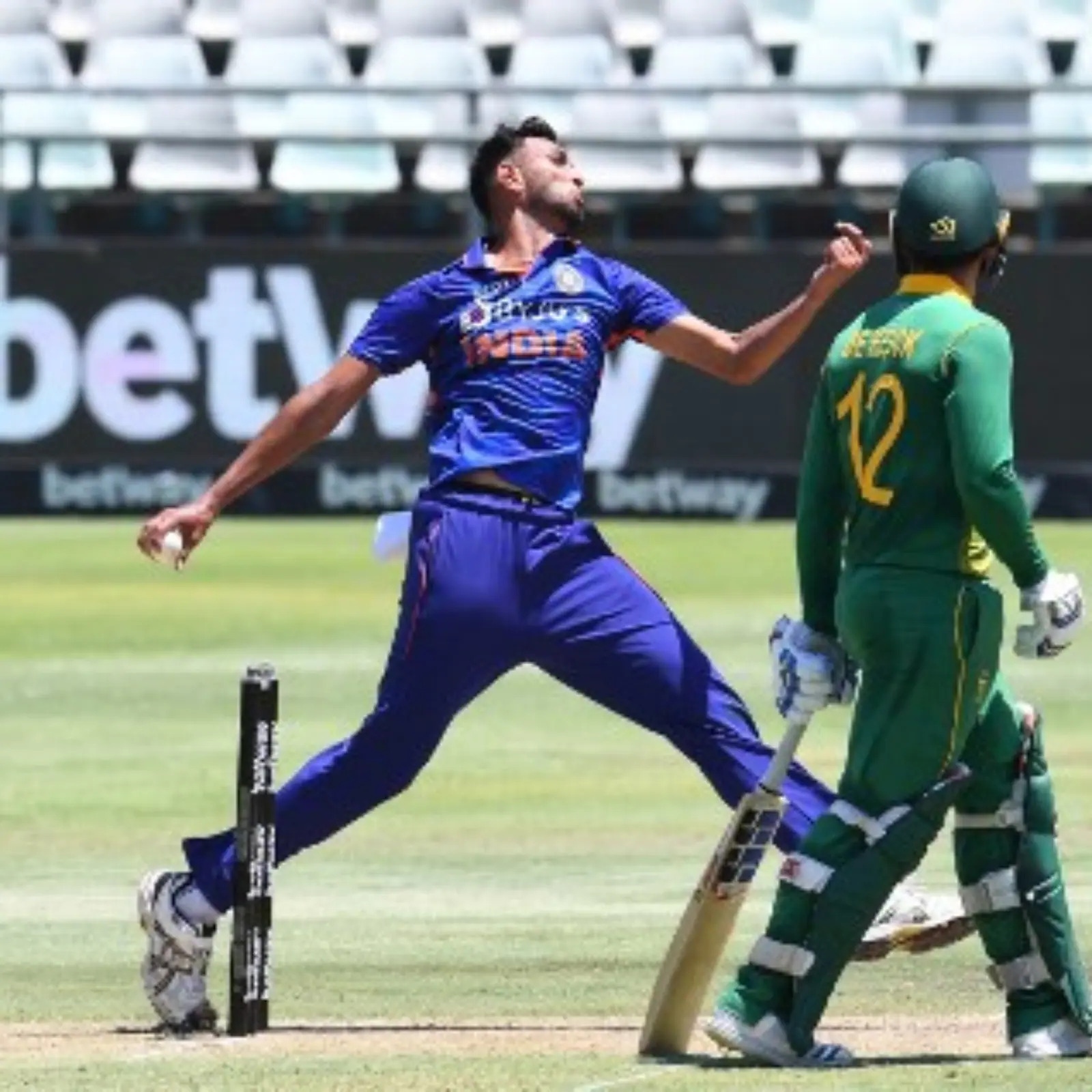 IND vs SA: 3 विकेट चटकाने के बाद भी फैन्स के निशाने पर आए प्रसिद्ध कृष्णा, टीम से बाहर करने की उठी मांग 5