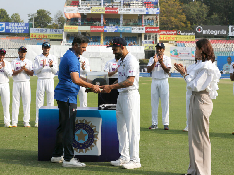INDvsSL- मोहाली टेस्ट शुरू होने से ठीक पहले विराट कोहली को राहुल द्रविड़ ने दिया ये खास सम्मान, पत्नी अनुष्का शर्मा भी बनी गवाह 2