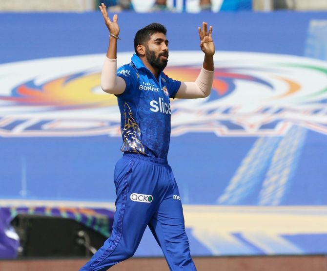 IPL 2022- भारत के इस दिग्गज क्रिकेटर ने कहा, मुंबई इंडियंस की गेंदबाजी में अकेले पड़े जसप्रीत बुमराह 8