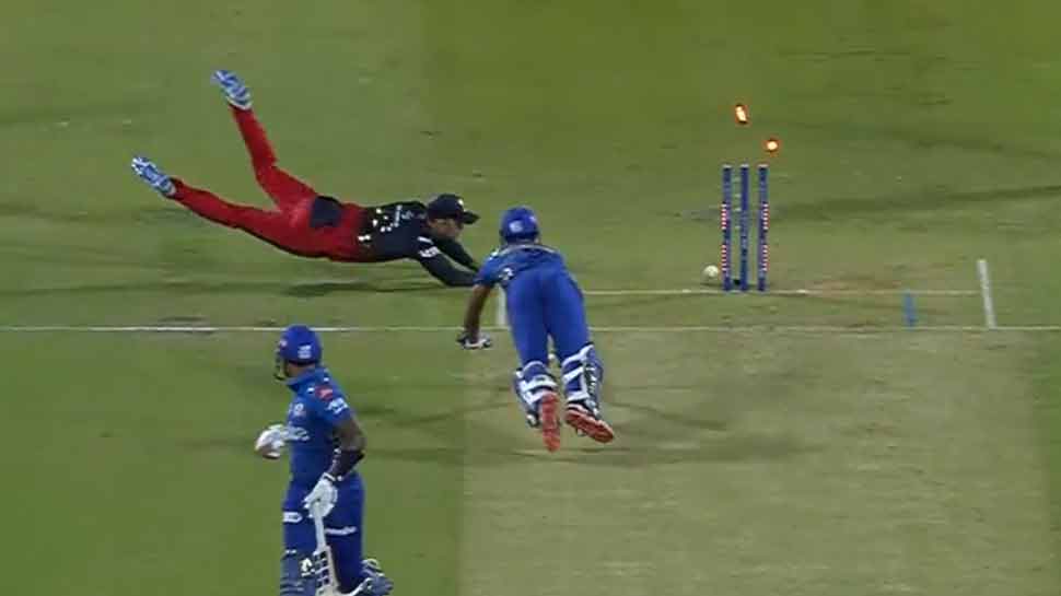 Mumbai Indians के बल्लेबाज को रन आउट करने के लिए सुपरमैन की तरह उड़े मैक्सवेल! 2