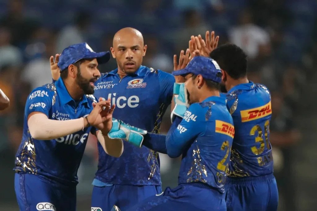 Mumbai Indians के बल्लेबाज को रन आउट करने के लिए सुपरमैन की तरह उड़े मैक्सवेल! 4