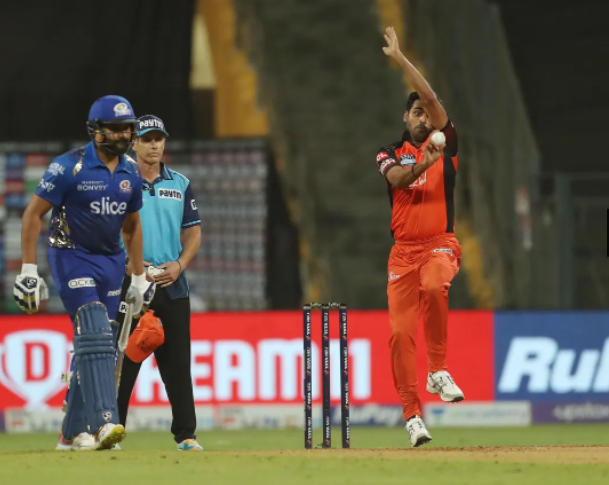 IPL 2022- मुंबई इंडियंस से 19वें ओवर में मैच छिनने वाले भुवनेश्वर कुमार ने किया खुलासा, उन्हों क्यों यॉर्कर को बनाया हथियार? 4