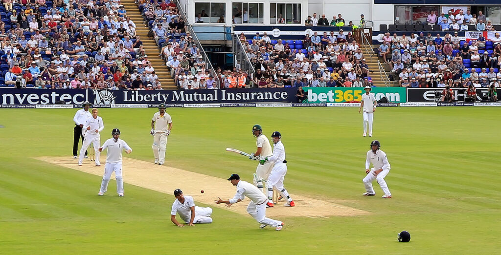 Cricket के मैदान में गेंदबाज ने दिया अपने फिटनेस का सबूत, पैरों का सही इस्तेमाल करते हुए लपका कैच 1
