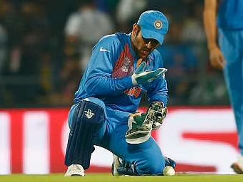 MS Dhoni Getting Treatment From Local Doctor