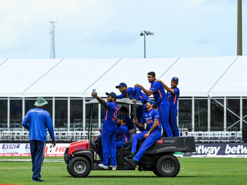 Mini Car में बैठकर Team India के खिलाड़ियों ने मनाया जीत का जश्न