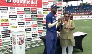 VIDEO: हार्दिक पांड्या ने तोड़ी धोनी की बरसों पुरानी प्रथा, सीरीज जीतने के बाद इन्हें थमाई ट्रॉफी 2 Hardik Pandya ने तोड़ी महेंद्र सिंह धोनी की परंपरा