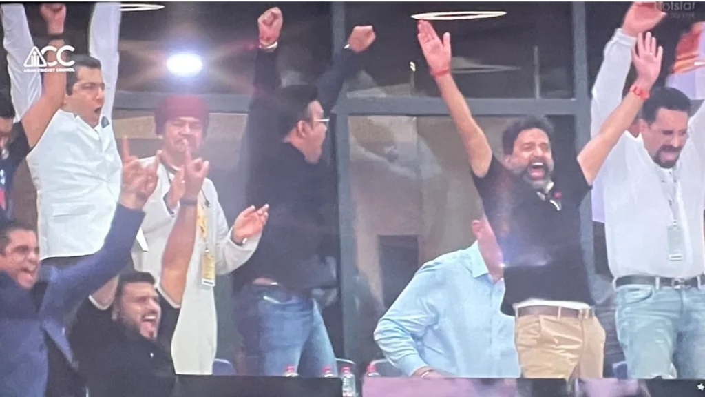 भारत-पाक मुकाबले का शर्मनाक पल, जय शाह ने भारत की जीत के बाद नहीं की तिरंगे की कद्र, फैंस ने जमकर लगाई लताड़! 2 Jay Shah