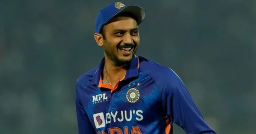 जो खिलाड़ी भारत को बना सकता था एशिया कप का चैंपियन, उसे पूरे टूर्नामेंट में रोहित ने पानी की बोतलें पकड़ाई 2 Axar Patel