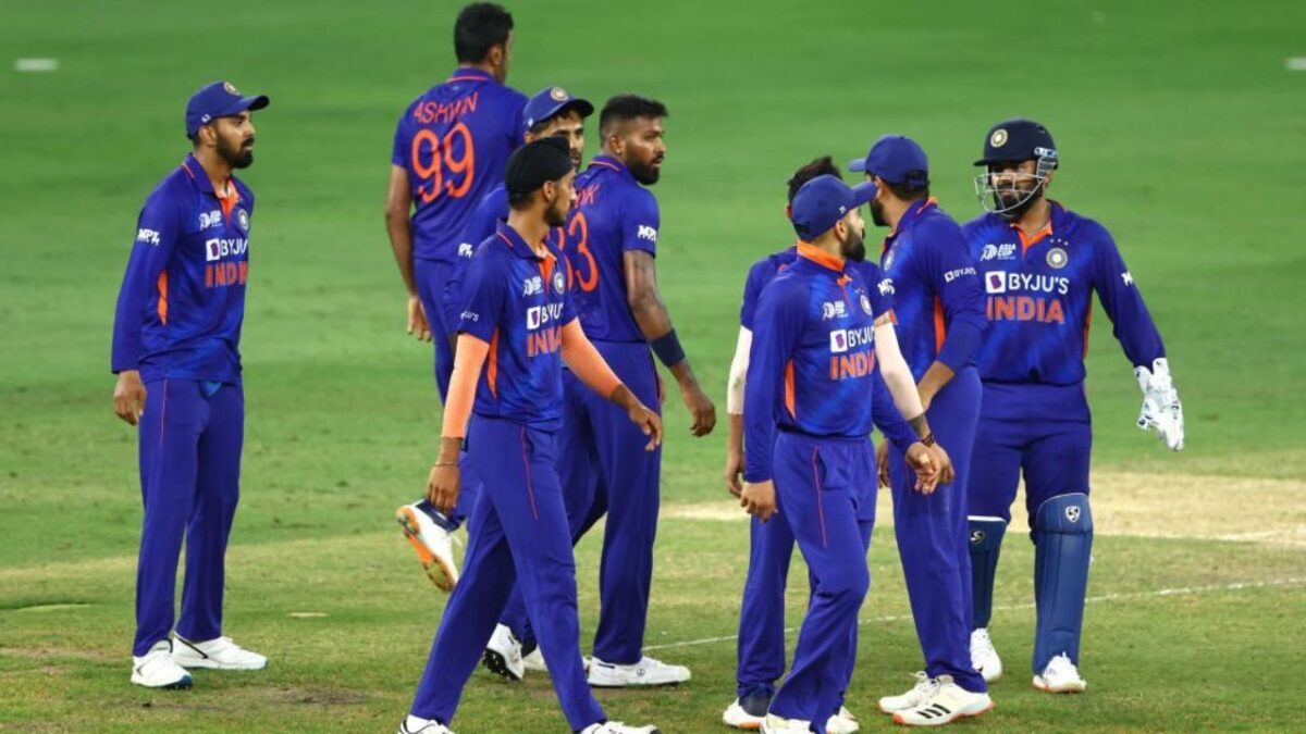जो खिलाड़ी भारत को बना सकता था एशिया कप का चैंपियन, उसे पूरे टूर्नामेंट में रोहित ने पानी की बोतलें पकड़ाई 1