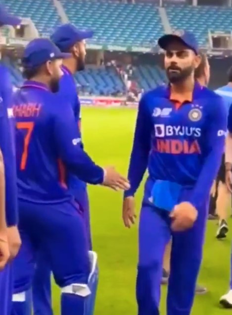 VIDEO: टीम के बाद कोहली ने भी पंत को नहीं दिया कोई भाव, LIVE मैच में सरेआम कर डाली बेइज्जती 2 लाइव मैच में पंत को इंग्नोर कर रहे हैं Virat Kohli