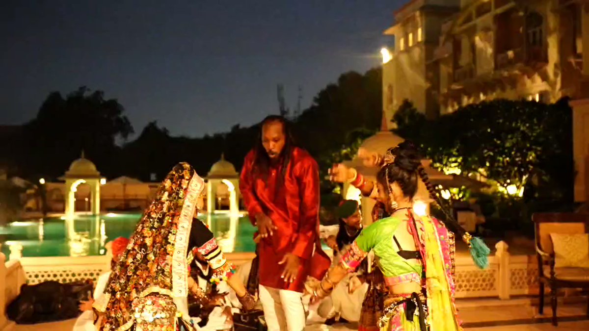 VIDEO: भारत में आकर गरबा इंजॉय कर रहे क्रिस गेल, महिलाओं के साथ डांस करते हुए वीडियो वायरल 1